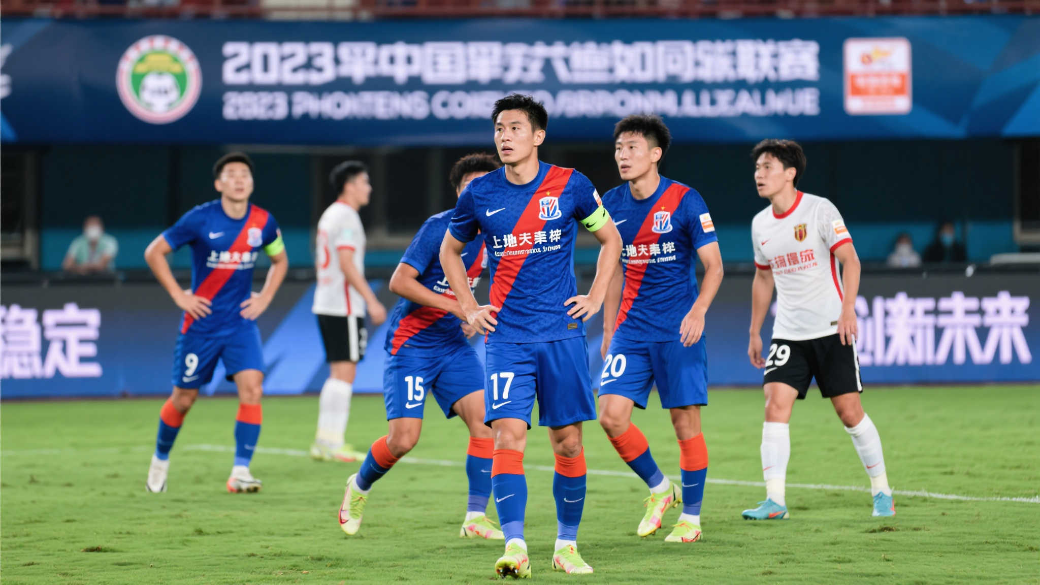 他是一位实 他是一位实